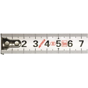 Dettaglio di un metro a nastro bianco con scala ben leggibile. Strumento di misura per misurazioni precise.