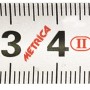 Dettaglio di un metro a nastro bianco con scala ben leggibile. Strumento di misura per misurazioni precise.