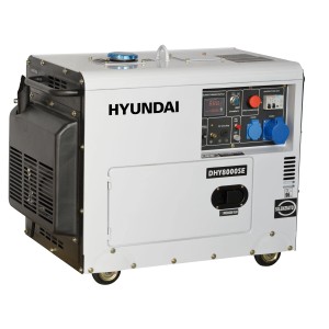 Generatore di corrente Hyundai DHY8000SE bianco con prese blu e display digitale.