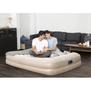 Materasso ad aria beige con coppia in soggiorno. Attrezzatura da campeggio.