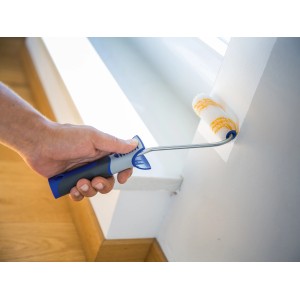 Rullo a dispersione LUX 10 cm Liscio mentre dipinge una parete, dettaglio.