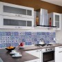 Paraschizzi cucina con decoro piastrelle blu e bianco come protezione dagli schizzi.