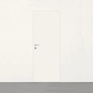 Porta interna bianca (t.b.t.) con maniglia argentata in una parete chiara.
