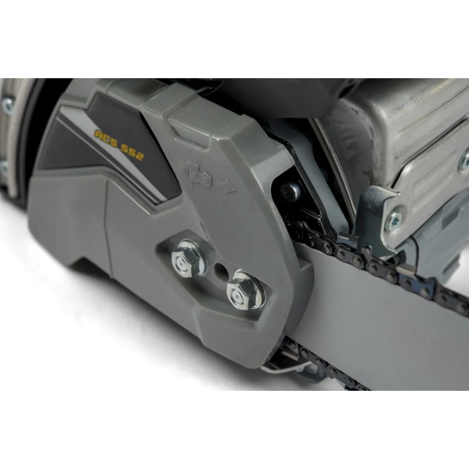Dettaglio di una motosega t.b.t. grigia con catena e protezione.
