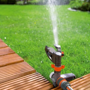Irrigatore Gardena Comfort che irriga il prato. Irrigatori a impulsi, circolari e settoriali in uso.