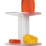 Mensola doccia trasparente con sapone, spugna e dispenser per accessori doccia.