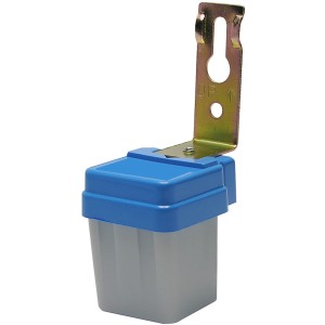 Sensore t.b.t. con coperchio blu e staffa di montaggio.