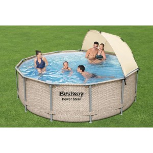 Piscina rotonda Bestway Power Steel con tendalino parasole e persone che nuotano in giardino.