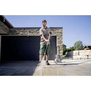 Idropulitrice Kärcher HD 5/11 E Classic in uso per pulire un patio.