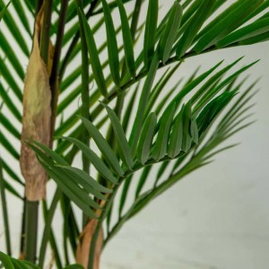 Primo piano di una pianta artificiale. Pianta artificiale decorativa con foglie verdi.