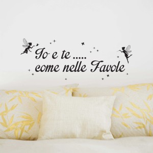 Adesivo murale "Io e te come nelle Favole" con fate, scritta come decorazione murale.