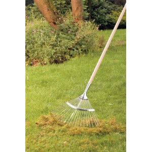 Manico per attrezzi LUX Classic 180 cm con rastrello in uso sul prato.