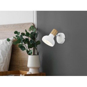 Faretto Reality Latika bianco con dettagli in legno, a una lampadina, montato a parete.