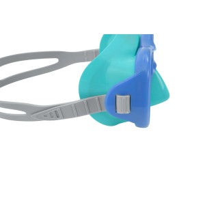 Primo piano di una maschera da immersione turchese con montatura blu e cinturino grigio.