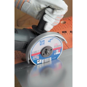 Disco da taglio LUX 115 mm in uso su smerigliatrice angolare per tagliare metallo.