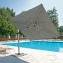 Ombrellone a braccio t.b.t. grigio con telo quadrato sopra la piscina. Protezione solare per giardino e terrazza.
