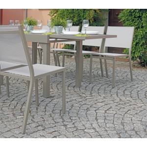 Set tavolo da giardino con sedie, apparecchiato per un pasto all'aperto.