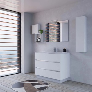 Moderno set di mobili da bagno bianchi con mobile lavabo, specchiera e pensile.