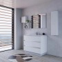 Moderno set di mobili da bagno bianchi con mobile lavabo, specchiera e pensile.