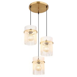 Lampada a sospensione moderna con tre paralumi in vetro e dettagli dorati.