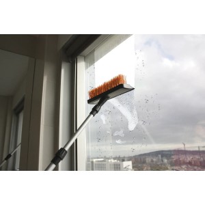 Spazzola per la pulizia dei vetri con manico telescopico che pulisce i vetri. Ideale per la cura dell'auto.