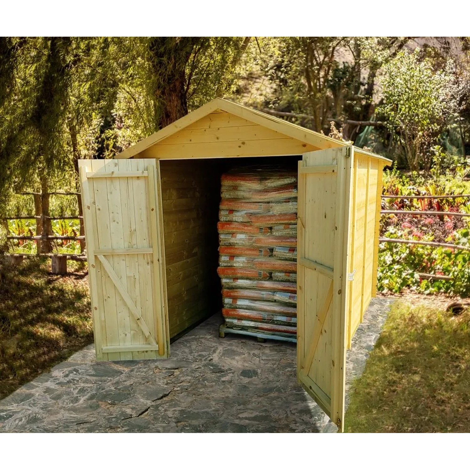 Casetta in legno Rubia chiara con doppie porte aperte in giardino, con pellet. Ideale per attrezzi.