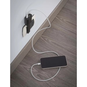Adattatore t.b.t. con smartphone in carica nella presa.
