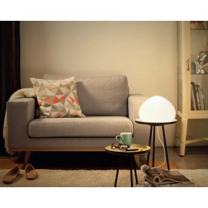 Lampada da tavolo Philips Hue Wellner, vetro bianco, luce regolabile da calda a fredda, su tavolino in soggiorno.