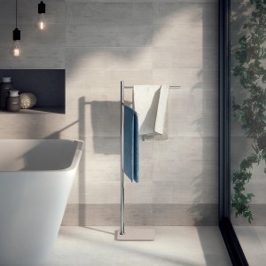 Portasciugamani freestanding color argento con asciugamani in bagno.