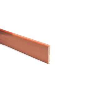 Battiscopa in legno marrone, profilo per finitura pavimento.