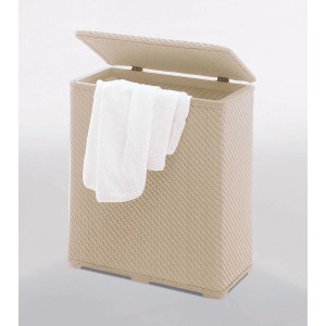 Cesto portabiancheria beige con coperchio e asciugamano, effetto intrecciato.