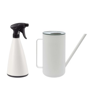 Spruzzino bianco e annaffiatoio per giardino e piante.