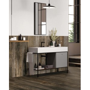 Bagno con mobile lavabo, specchio e piastrelle per pareti e pavimenti effetto legno.