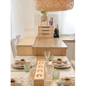 Cassettiera t.b.t. in legno chiaro su un bancone da cucina, abbinata a decorazioni da tavola.