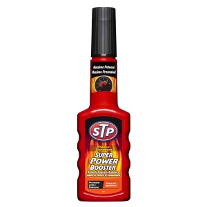 STP Super Power Booster per motori a benzina, flacone rosso con tappo nero.