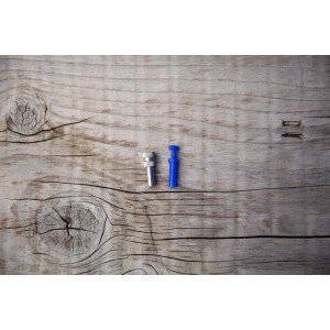 Ugello Microirrigazione t.b.t., argento e blu, su legno.