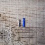 Ugello Microirrigazione t.b.t., argento e blu, su legno.