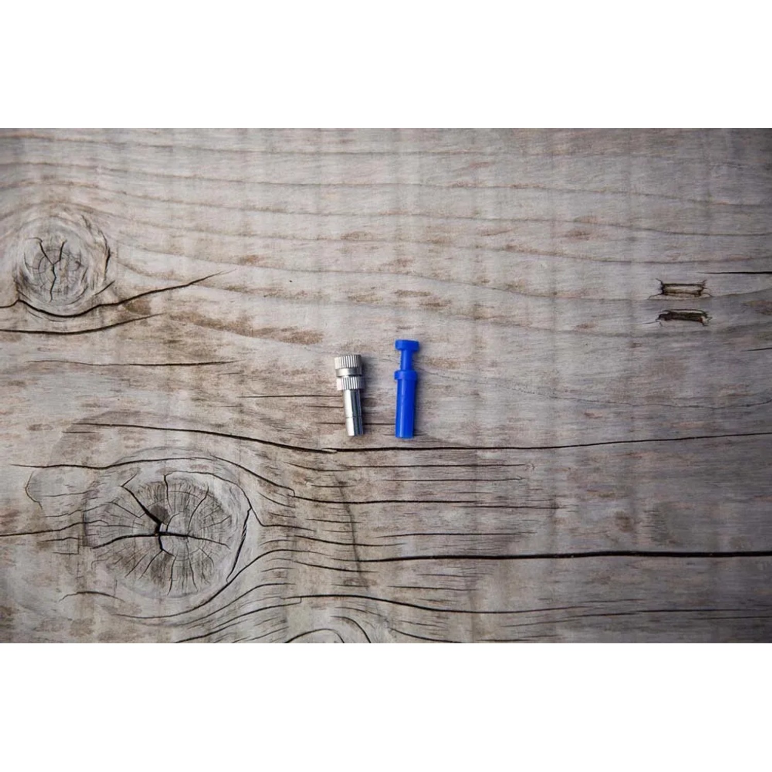 Ugello Microirrigazione t.b.t., argento e blu, su legno.