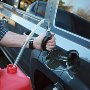 Pompa manuale per travasare liquidi in auto, tanica. Per manutenzione e riparazione.