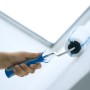 Mano che tiene il rullo LUX Vestan 18 cm (rullo per pittura) mentre dipinge una parete.