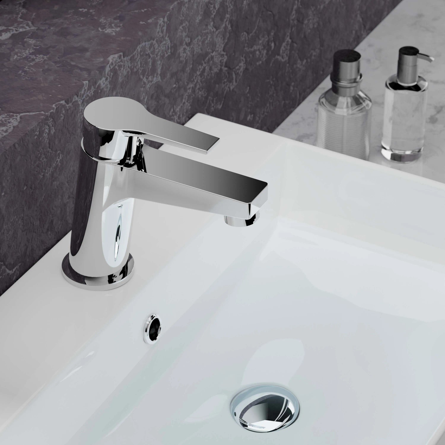 Rubinetto lavabo t.b.t. lucido su lavandino bianco.