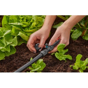 Microirrigazione: Dettaglio dell'installazione di un sistema di irrigazione in giardino.