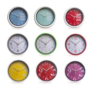 Diverse sveglie da parete t.b.t. in vari colori. Orologi decorativi per ambienti domestici.