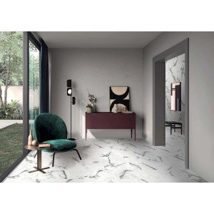 Stanza luminosa con piastrelle per pavimenti effetto marmo. Arredamento decorativo.