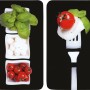 Set di 2 coprifornelli Wenko Caprese con motivi di pomodori, mozzarella e basilico.