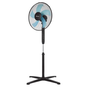 Ventilatore a piantana nero con pale del rotore blu per un piacevole raffreddamento.