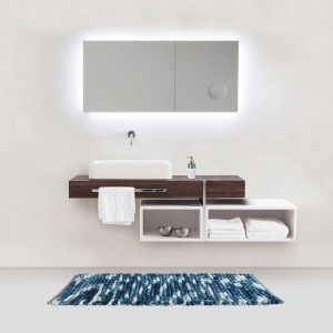 Tappeto bagno blu Wenko Urdu 60x90 cm in un bagno moderno.