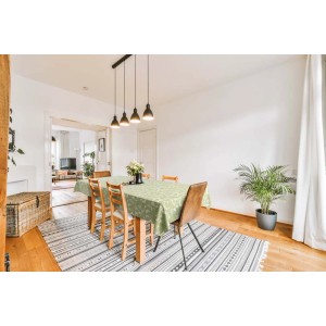 Tavolo da pranzo con tovaglia t.b.t. verde in sala da pranzo.