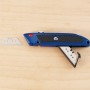 Cutter universale LUX Classic blu con lame trapezoidali per bricolage.