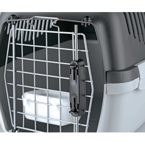 Dettaglio: trasportino grigio per cani con porta a griglia e chiusura.